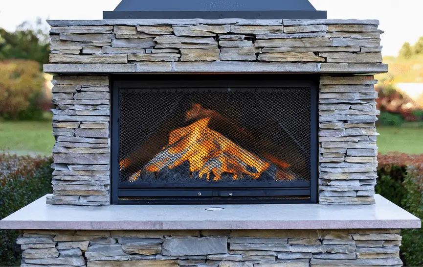 Chimeneas fogata para exteriores de piedra en un patio.